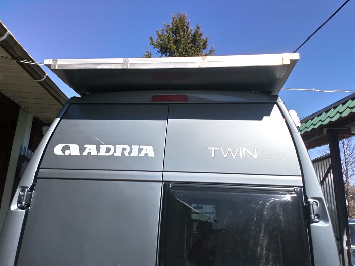 Adria TWIN SHX (видно солнечную панель)