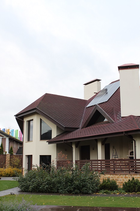 18 солнечных панелей установлены на крыше загородного дома
